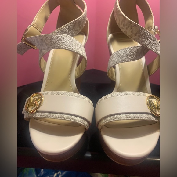 Michael by Michael Kors “Carmen” Logo Wedge heel sandals sz 7 - Picture 2 of 12